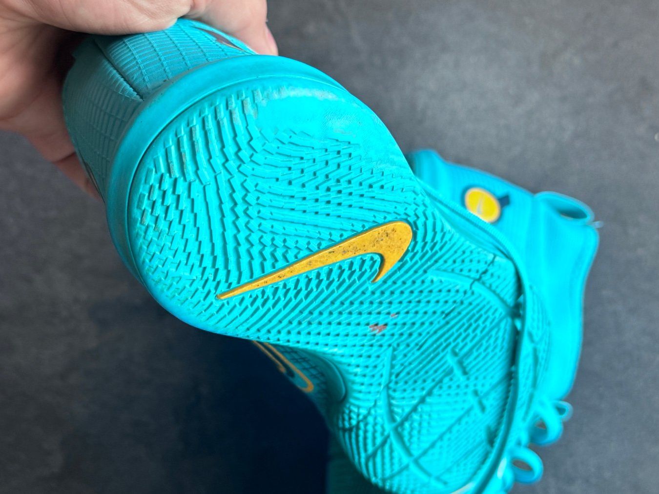 Nike Chaussures hommes: Nike Hallenschuh, Gr. 37.5 – D'occasion à Baar par qsi2005 3