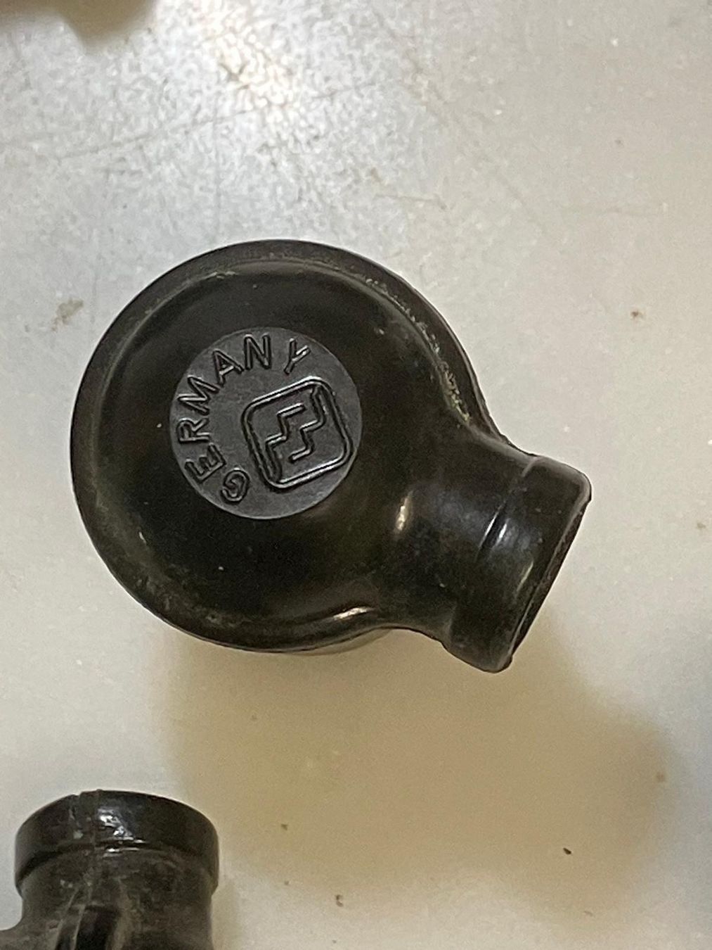 Mofa-Ersatzteile: Bakelit Kerzenstecker, Made in Germany, Oldtimer – Gebraucht aus Regensdorf von 7ws8 1