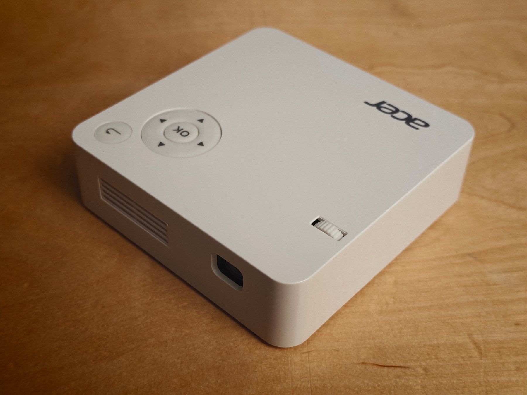 Acer Proiettori: Acer C202i DLP Projector – Usato da Zürich venduto da ric_l28c