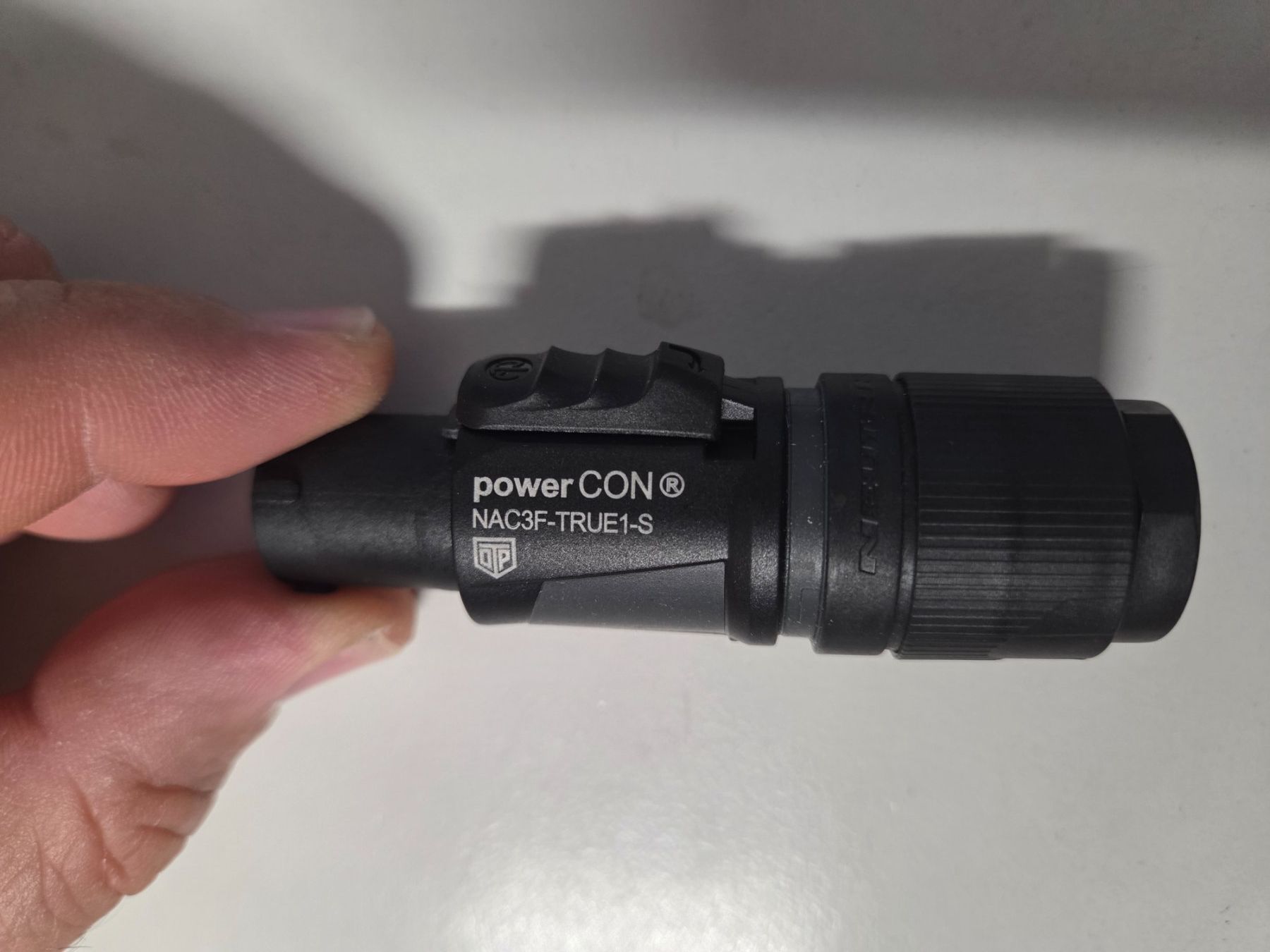 Spine: NAC3F True1 S PowerCon TRUE1 TOP Chassis-Stecker – Nuovo e nell'imballaggio originale da Zürich venduto da eymen20 1