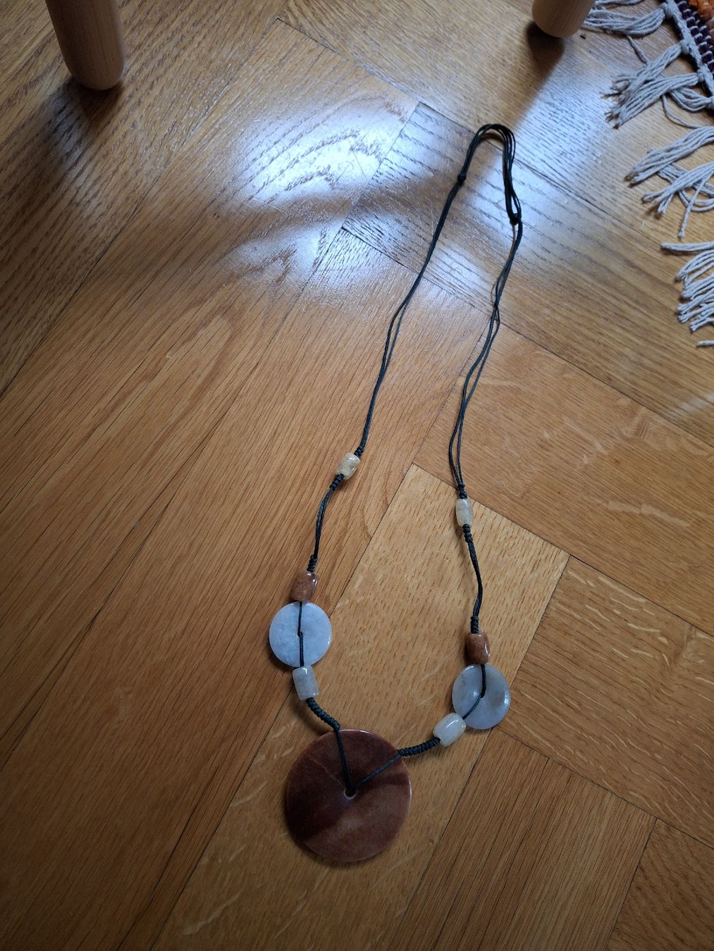 Catenine: Collier en jade brun et vert avec fermoir ajustable – Usato da Lausanne venduto da Cognitia 3