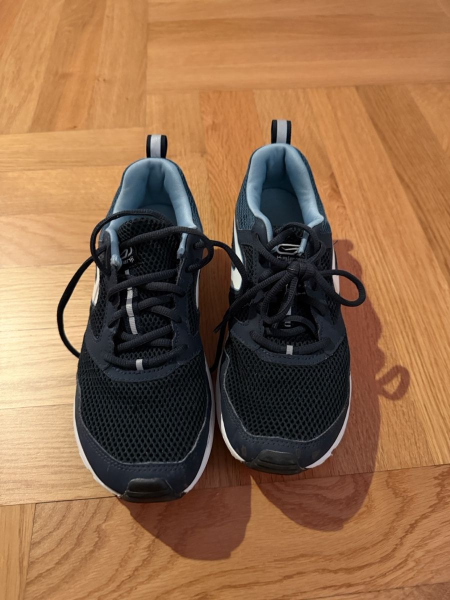 Decathlon Scarpe da uomo: Kinder Laufschuhe, Grösse 40 – Usato da Hausen am Albis venduto da Tyllenajoe