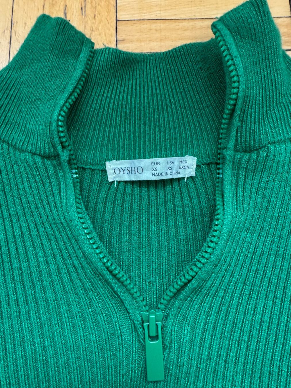 Oysho Tops: Pull Oysho vert à fermeture éclair col montant taille XS – Gebraucht aus Aubonne von lou_g9cd 2
