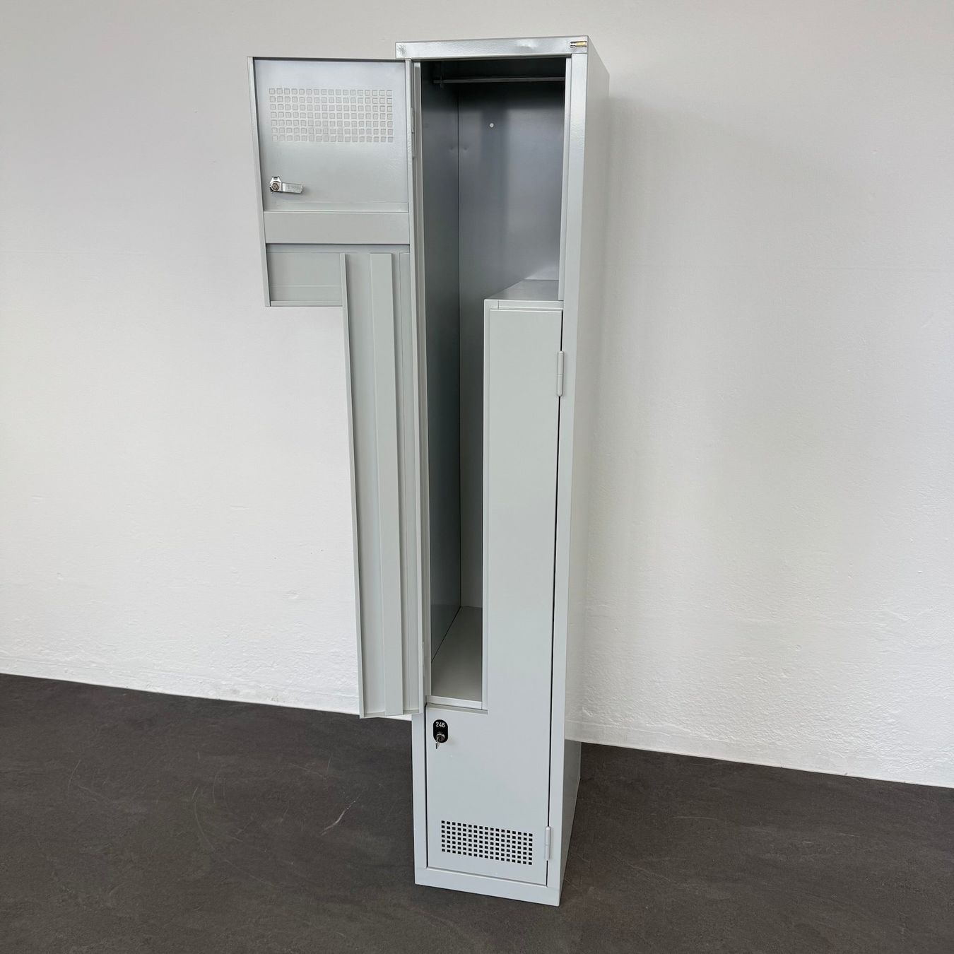 Schränke: C + P Möbelsysteme Classic Plus Z-Spind 2 Abteile Lichtgrau – Gebraucht aus Schönenwerd von mcofficeshop 3