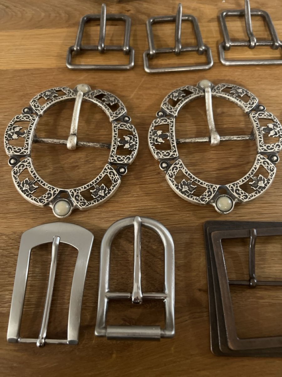 Fibbie per cinture: Gürtelschnallen verschiedene Modelle und Materialien  – Usato da Uznach venduto da Apuutze 1
