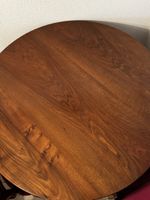 Table ronde bois massif avec pieds sculptés 4 chaises velour