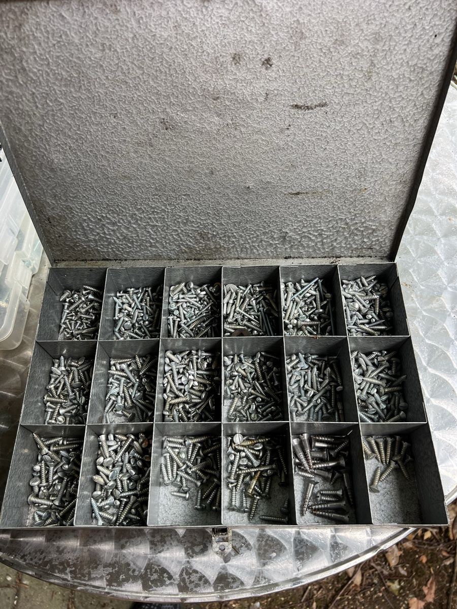 Alle Werkzeuge: Metallbox mit Schrauben gebraucht  – Gebraucht aus Neuenhof von Willi111 1