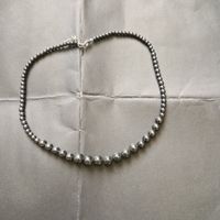 Collier avec perles métalliques 