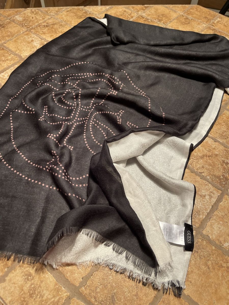 Guess Foulard & Sciarpe: Guess Scialle grande-doppio con logo – Nuovo (secondo la descrizione) da Gordevio venduto da LanaZimm 2