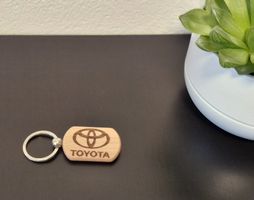 Toyota Schlüsselanhänger aus Holz mit Lasergravur 🌿