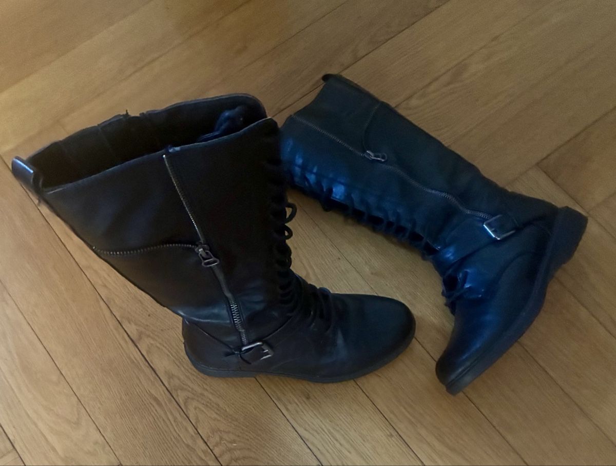 Chaussures femmes: Bottes hautes noir lacets taille 37 – D'occasion à Lausanne par Famary 1