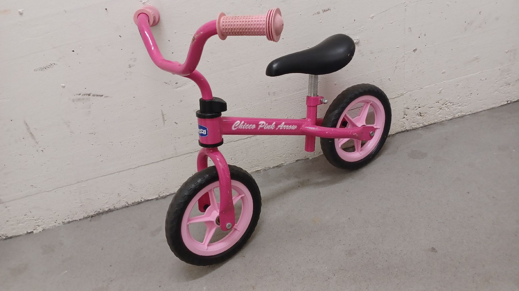 Chicco Fahrzeuge für Kinder: Chicco Laufrad Pink Arrow – Gebraucht aus Root von hei_v8g2
