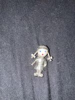 Anstecker Mädchenfigur versilbert 