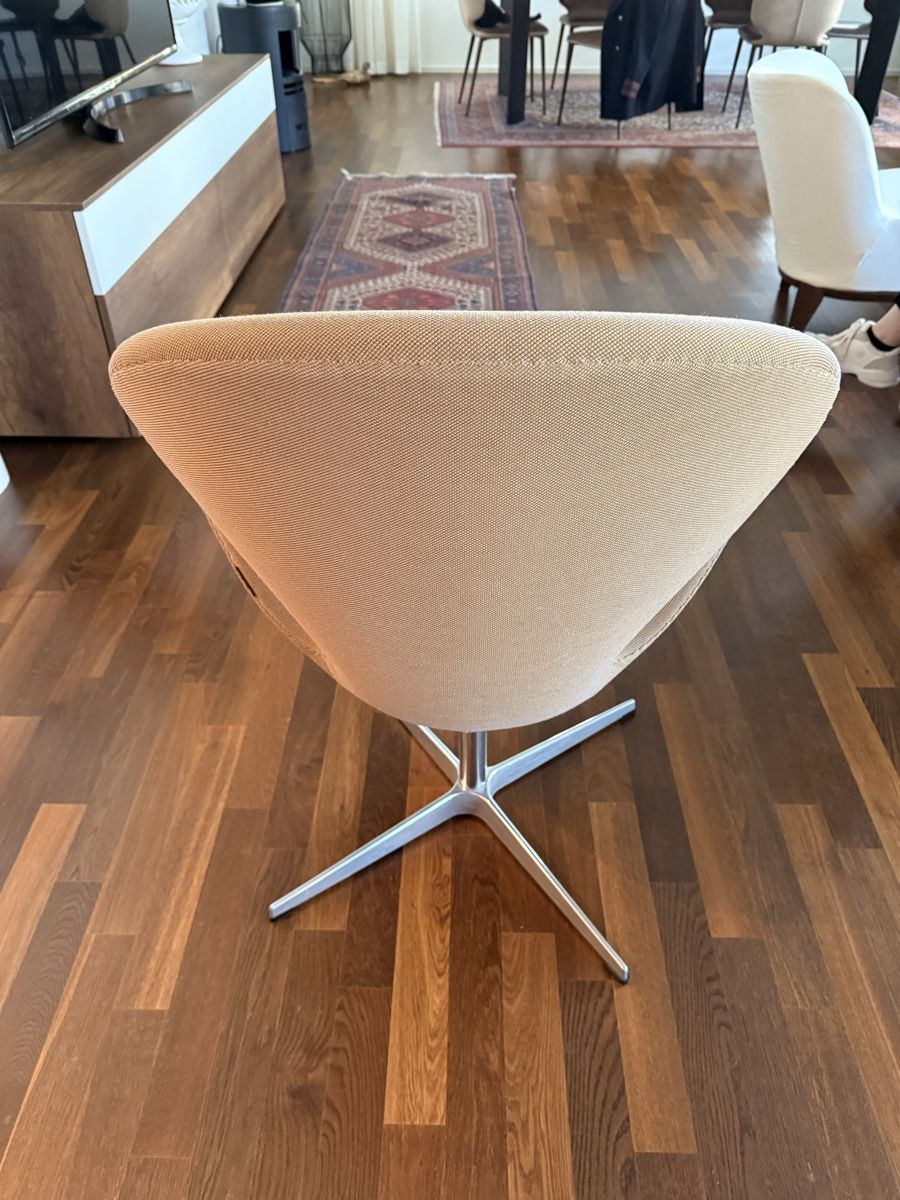 Fritz Hansen Poltrone: Fritz Hansen Schwanen Stuhl - Designklassiker – Usato da Basel venduto da VanyaTC 2
