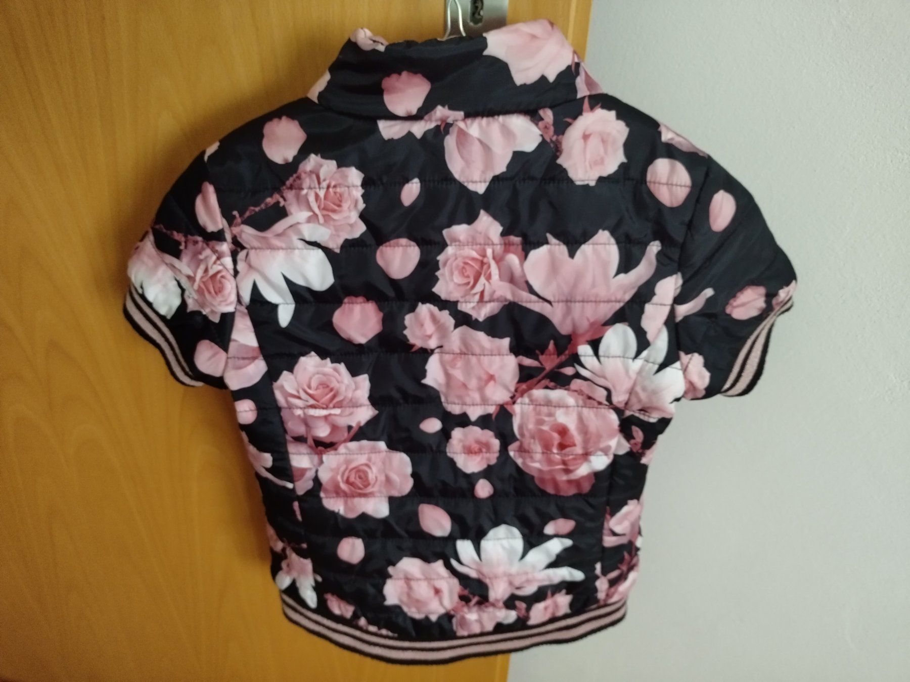 Altro abbigliamento per bambina: Schwarze mit Blümen Steppweste mit Kurzarmeln Mädchen Gr.140 – Usato da Densbüren venduto da TutaLarsen 1