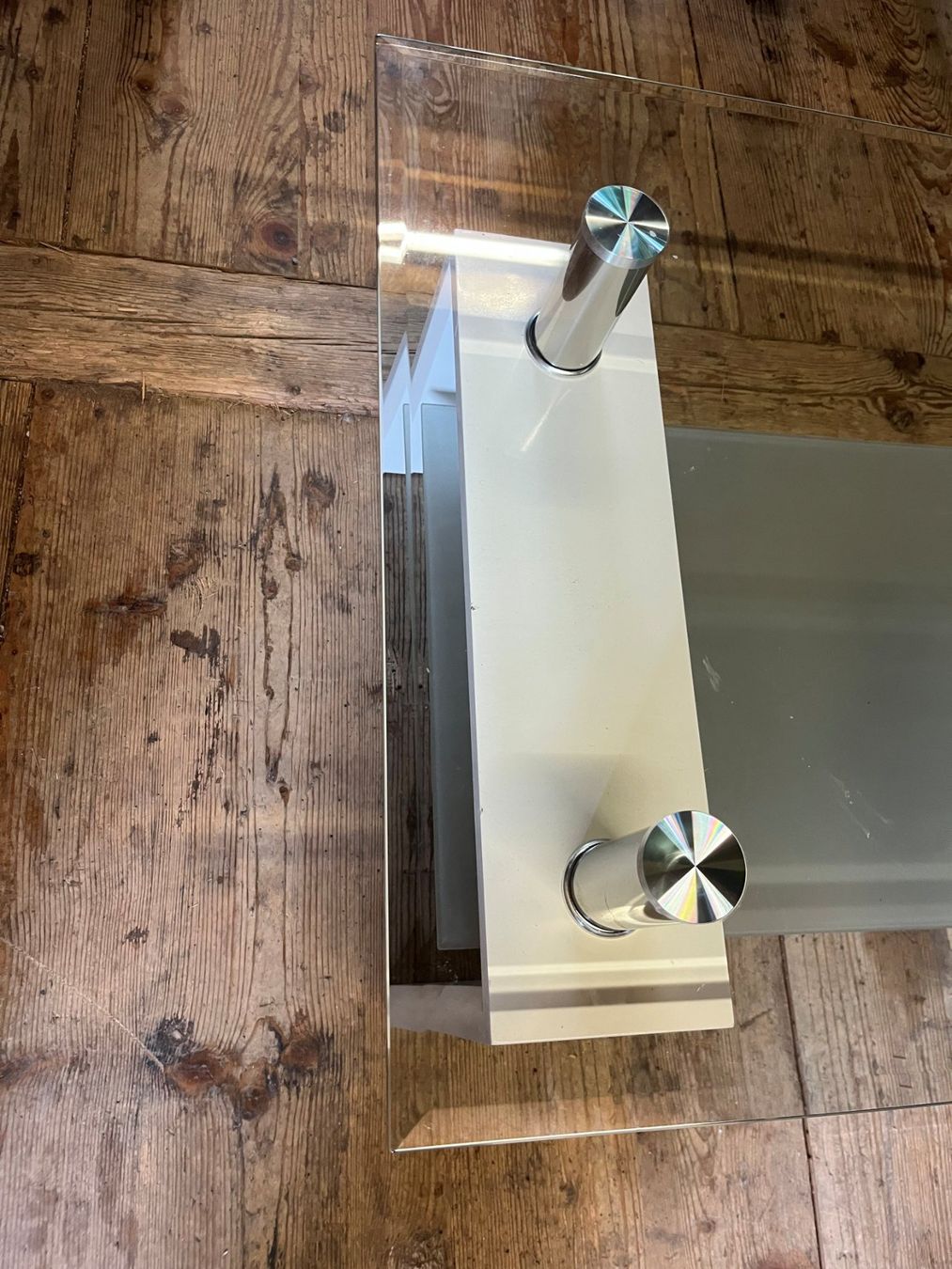 Tische: Moderner Glas Couchtisch mit Ablage – Gebraucht aus Bülach von .Reissverschluss. 1