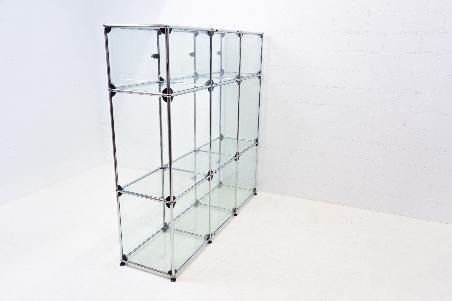USM Vitrinen: USM Haller Vitrine Nr. 5 - Lieferung möglich – Gebraucht aus Schaffhausen von Studio-Ara 8
