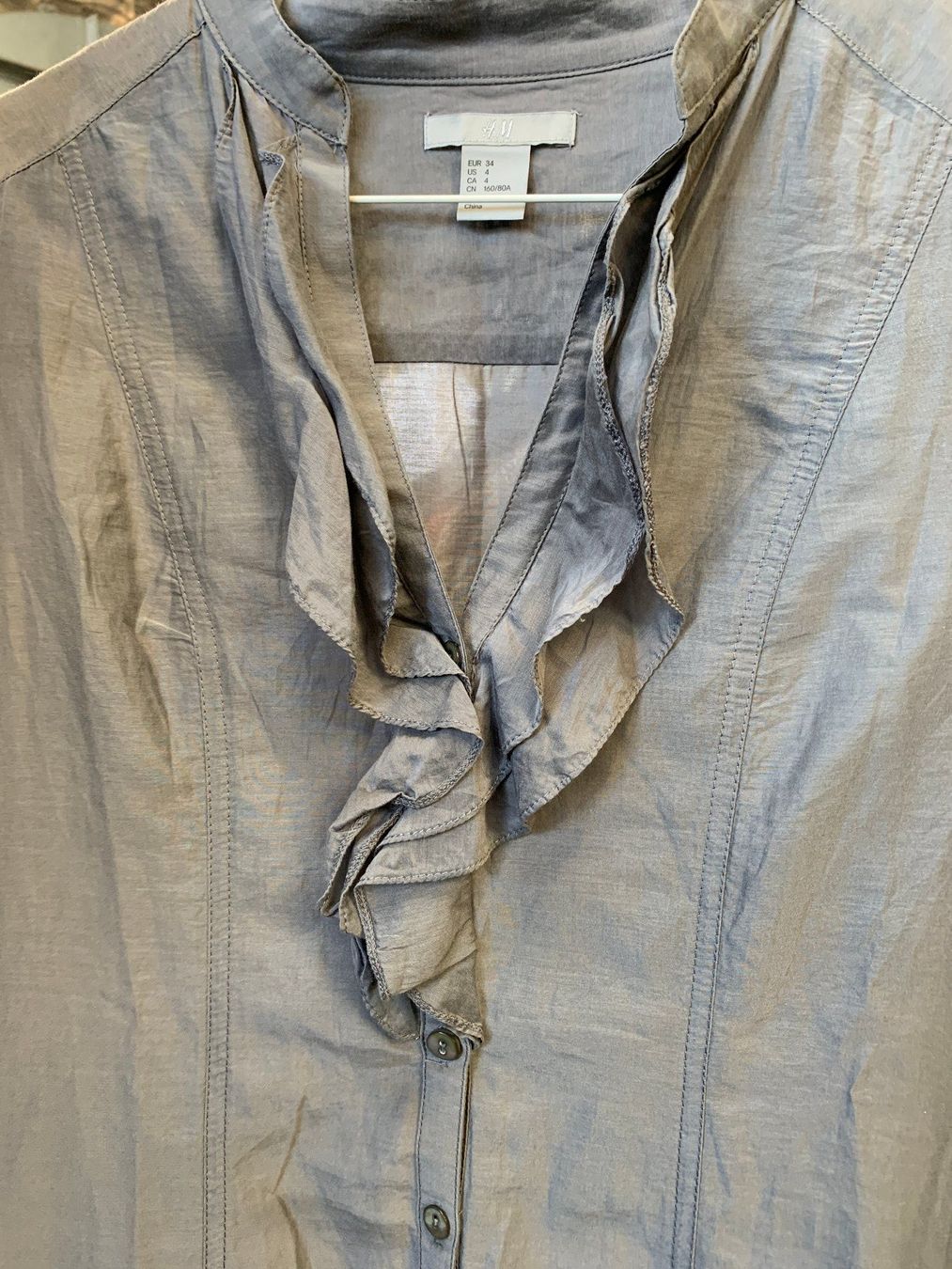 H&M Camicette: H&M Bluse, grau, Rüschen, Grösse 34, Baumwolle / Seide – Usato da St. Gallen venduto da Miousch 1