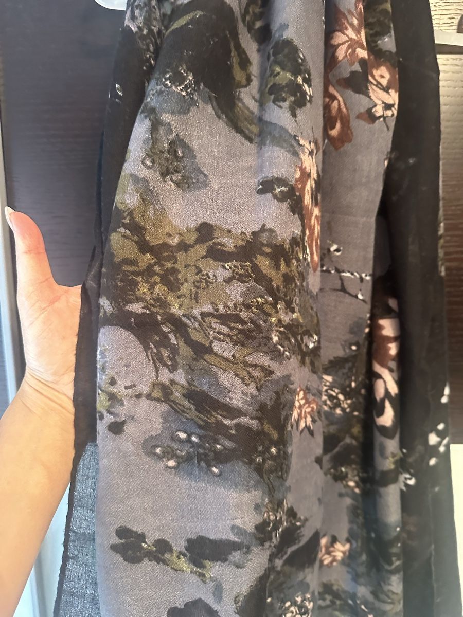 Foulard & Sciarpe: Herbstlicher Schal mit Blumenmuster, schwarz/grau – Usato da Altendorf venduto da Eastwick4 2