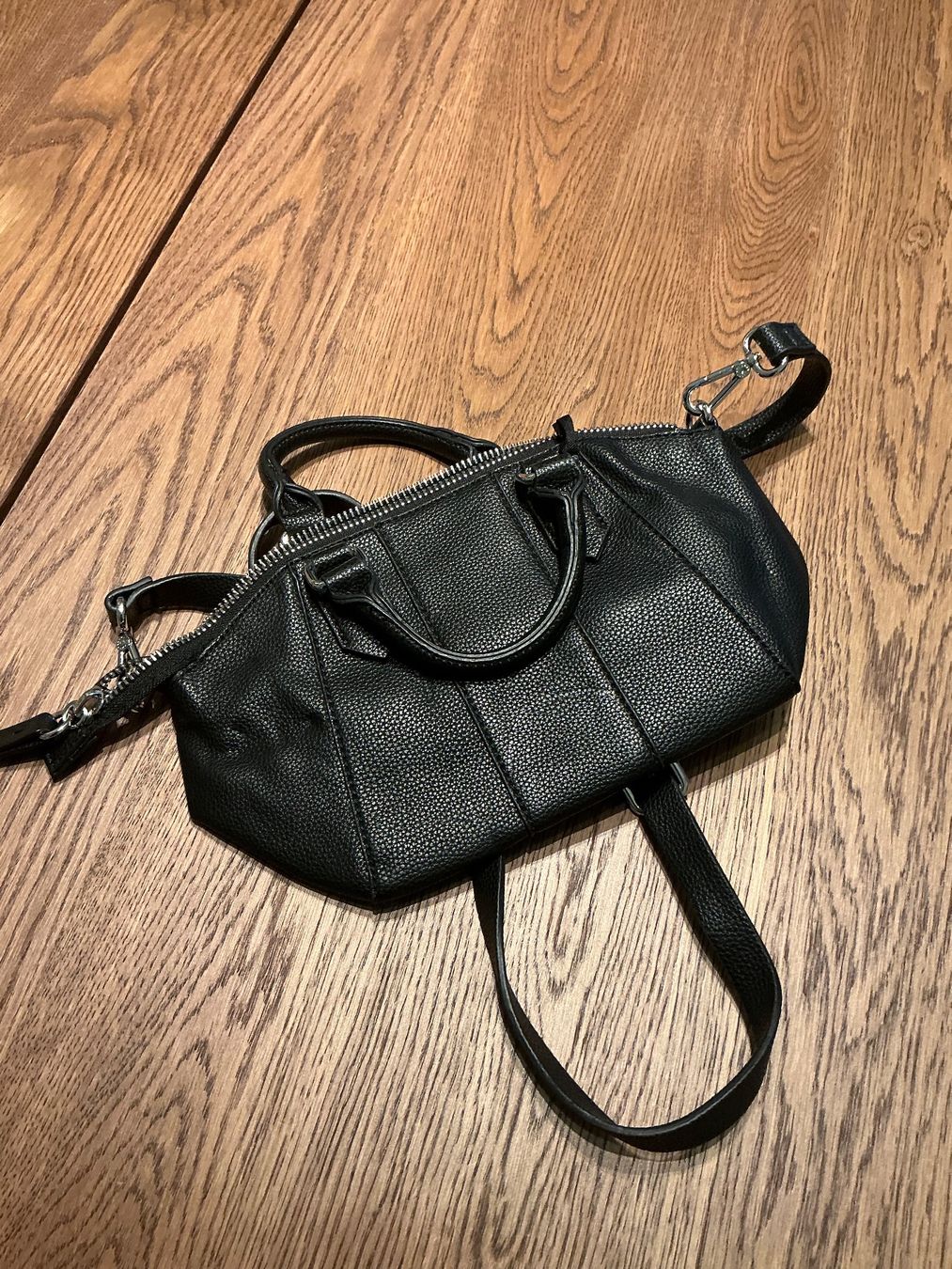Borse da donna: Schwarze Kunstledertasche, neuwertig! – Nuovo (secondo la descrizione) da Würenlos venduto da Chicca2004 1