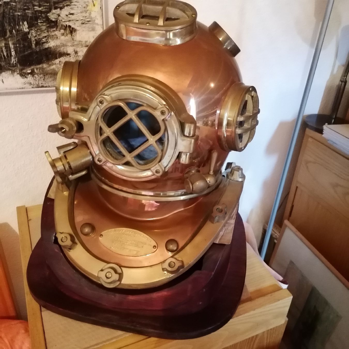 Tutte le decorazioni: Elmo da palombaro vintage con base in legno. – Usato da Mendrisio venduto da Accamuta 5