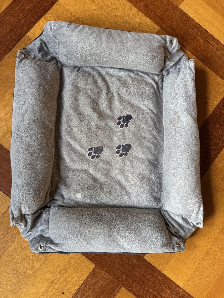 Cucce & Letti: Kuscheliges Katzenbett mit Pfotenmuster – Usato da Grindelwald venduto da yoloflip45 1