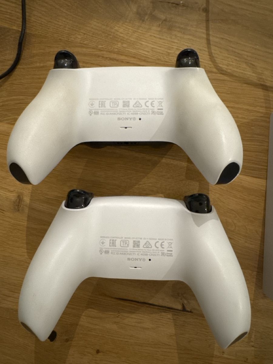 Sony Manettes: 2x PS 5 Controller + Ladegerät. – D'occasion à Ichertswil par EldenLord 2