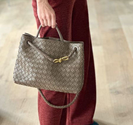 Authentic Bottega Veneta Medium Andiamo 5.400chf with chip