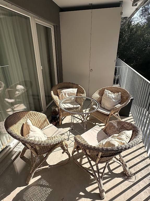 Tischset: Rattan Tischset mit vier Stühlen – Gebraucht aus Ittigen von Si29