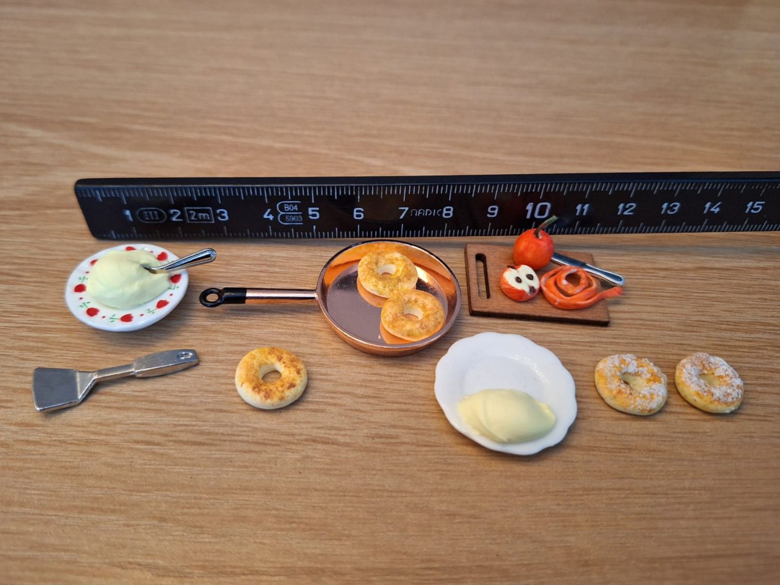 Case e mobili per bambole: Apfelchüechli Set, Handgemacht – Nuovo (secondo la descrizione) da Zürich venduto da HandmadeTinyFood 1