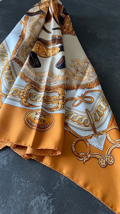 Carré Hermès En Soie - Motif Bride De Cour - Bords Jaunes - Dimensions 90x88 Cm - Occasion Bon état