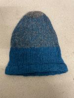 Warme Wintermütze, handgestrickt, blau/grau
