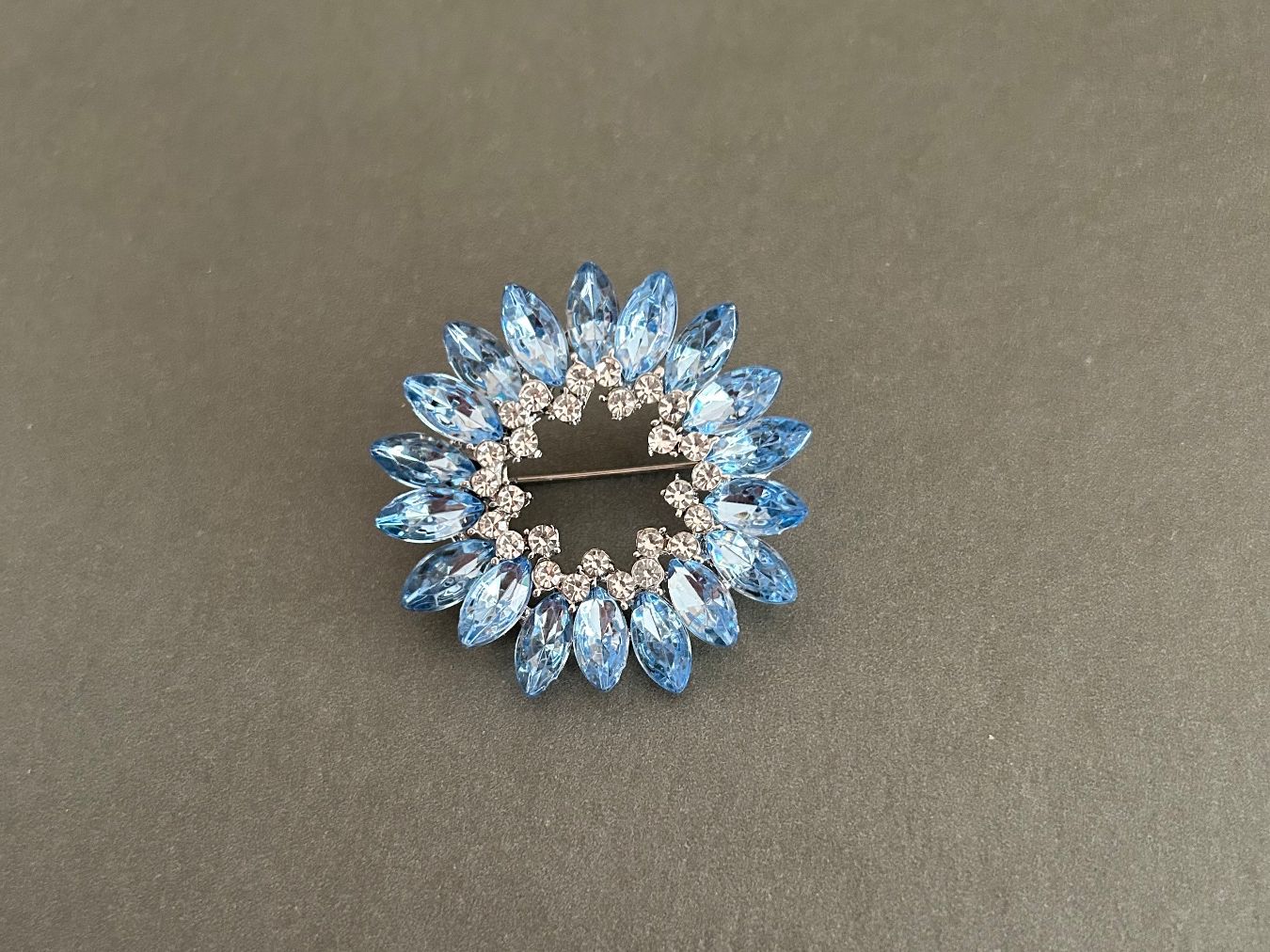 Spille & Fermagli: Brooch - blue flower – Nuovo (secondo la descrizione) da Basel venduto da lau_982w