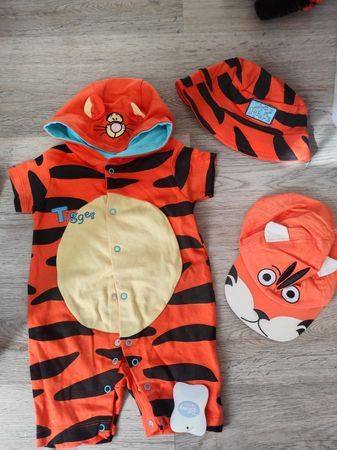Jumpsuit baby Disney t. 6-9mois+casquette+panama