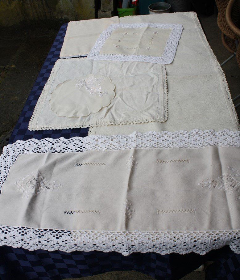 Set di tavolo e panche: Tischdeckeli diverse – Usato da zuchwil venduto da parson65 1