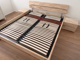 Massives Holzbett mit zwei Nachttischchen