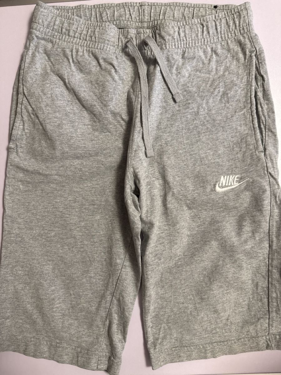 Nike Pantaloni: Short Nike Gris – Usato da Châtelaine venduto da jas_9wnr
