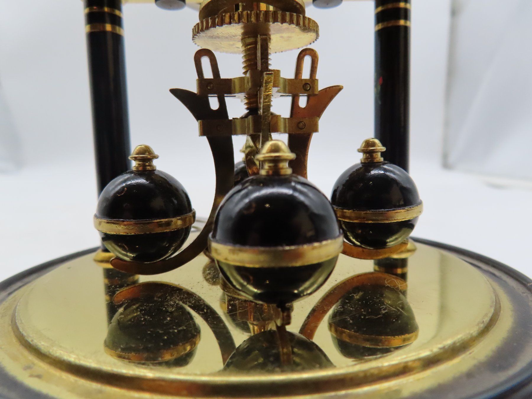 Pendules & Horloges murales: Schöne Hermle Uhr mit Drehpendel – D'occasion à Reinach BL par WBZ-Flohmarkt 5