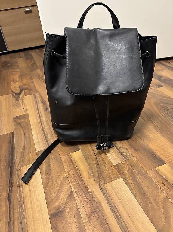 Rucksäcke: Rucksack klein Kunstleder schwarz – Gebraucht aus St. Gallen von mustang96 1