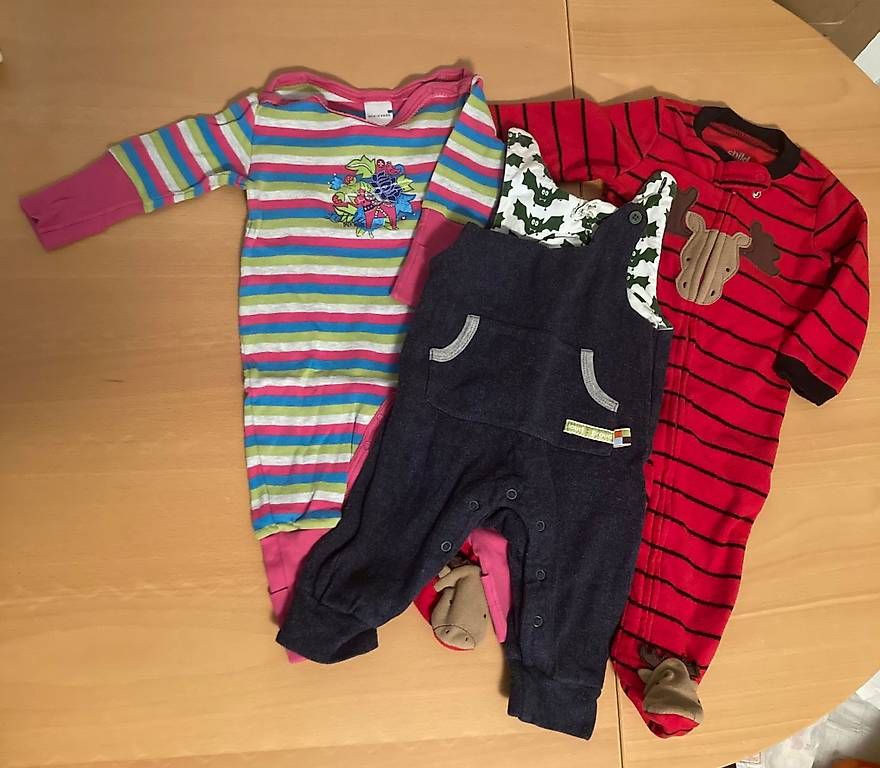 Lotti & Set di vestiti: 2x Strampler 1x Latzhose 62/68 – Usato da Wettingen venduto da and_g5rx