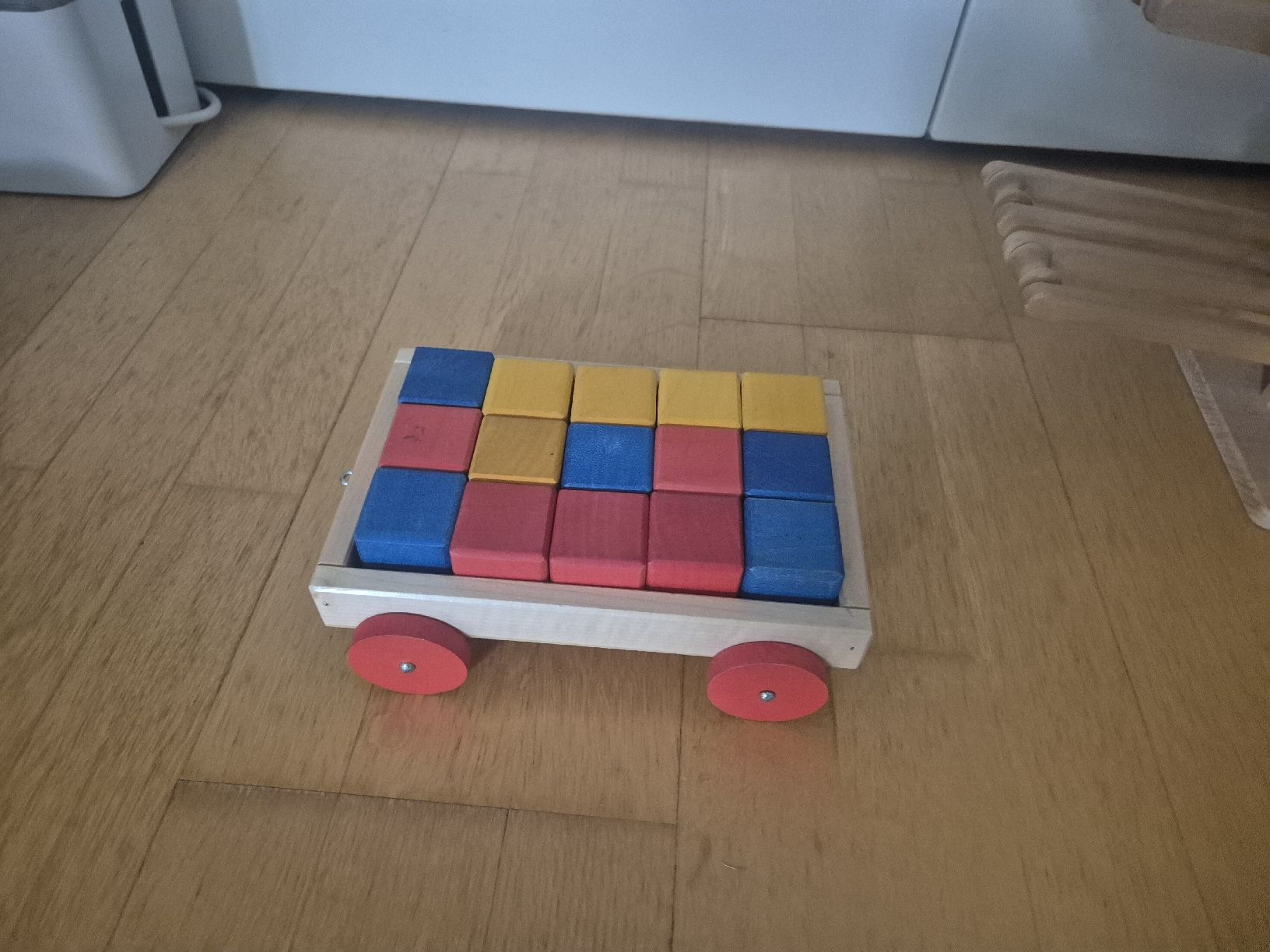 Jouets: Holzwagen mit Klötzchen – D'occasion à Wabern par car_km6c 1