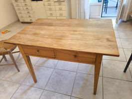 Holztisch mit 2 Schubladen
