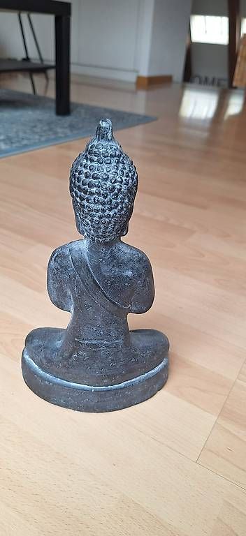 Tutte le decorazioni: Buddha Dekofigur  ca. 30 cm  sitzend / betend – Usato da Zürich venduto da Pamwen 1