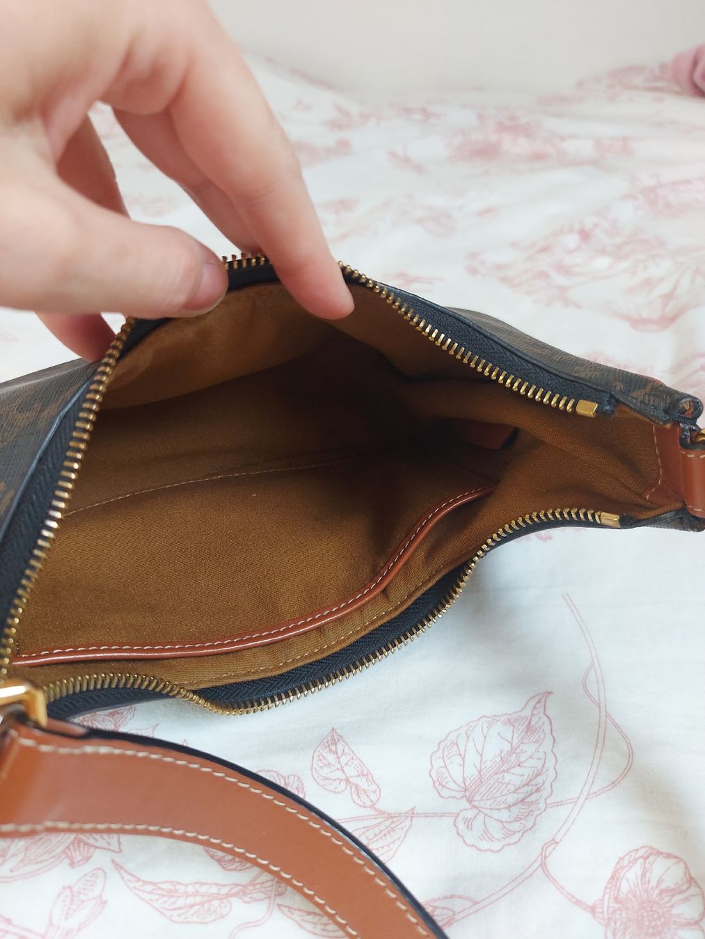 Celine Taschen für Damen: Sac Céline Ava toile Triomphe – Gebraucht aus Lausanne von Super-cerise 3