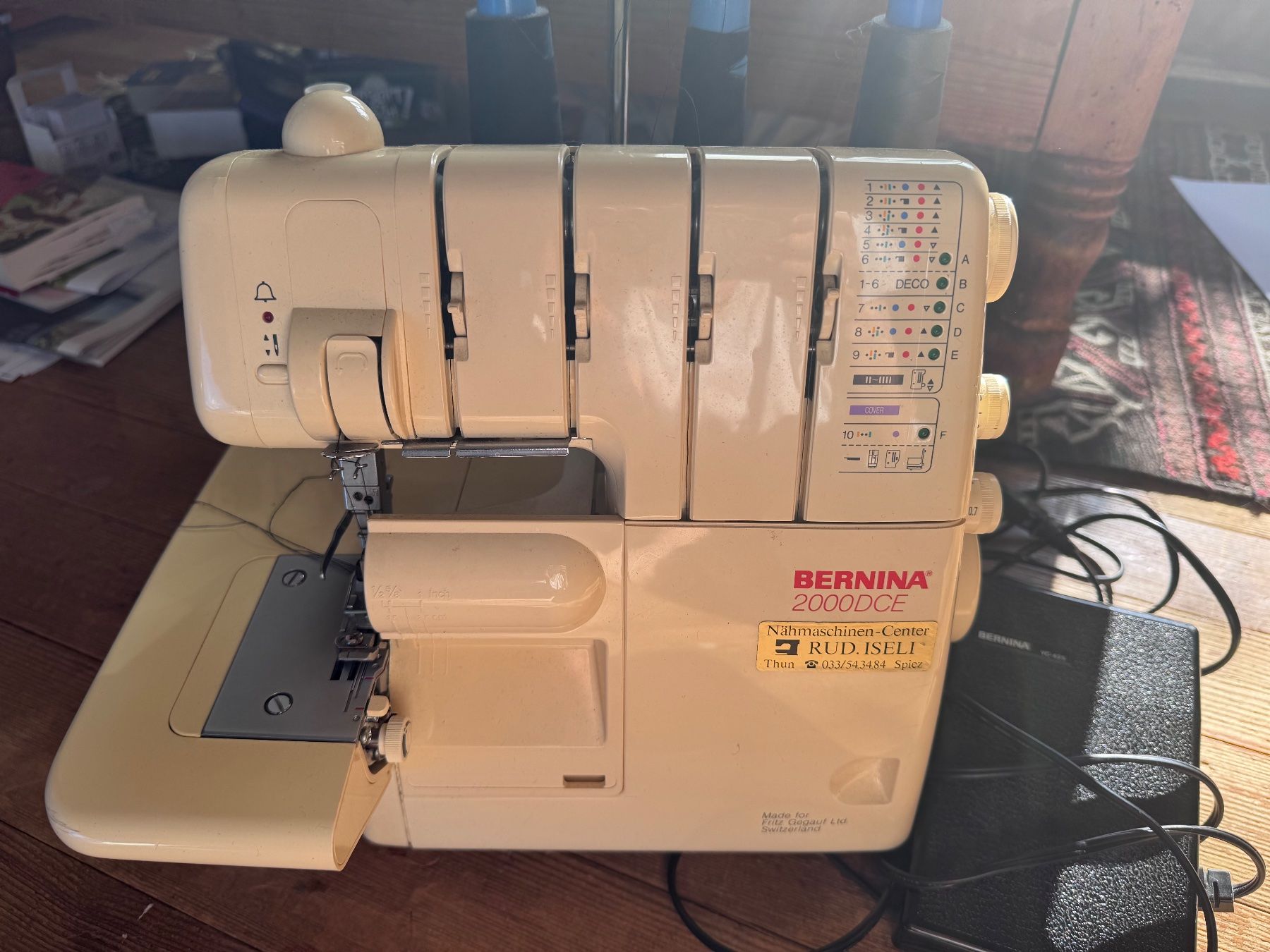 Bernina Macchine da cucire: Overlockmaschine Bernina 2000DCE gebraucht – Usato da Biel/Bienne venduto da aupaysdesmerveilles