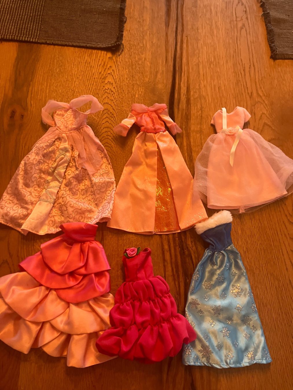 Puppen: Barbie Kleider Set – Gebraucht aus Rüdlingen von Schnoegli2007