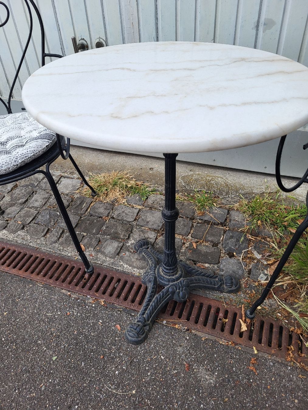 Set di tavolo e panche: Runder Bistrotisch Marmorplatte mit Stühlen – Usato da Dietlikon venduto da Yul_yy9w 2