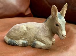 Huggler Brienz, liegender Esel, Holz, Krippenfigur