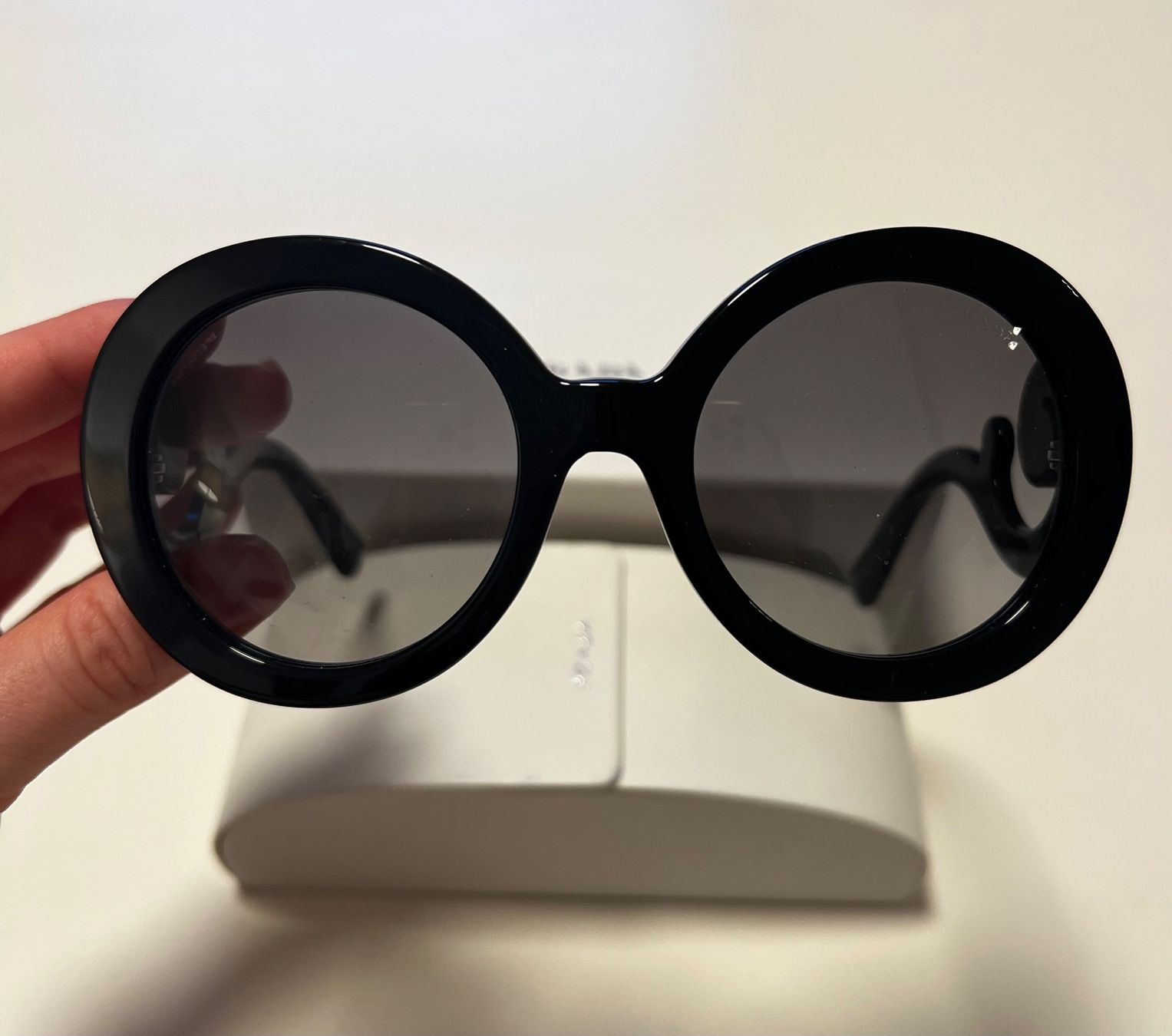 Prada Occhiali & Lenti: Prada Sonnenbrille schwarz rund – Nuovo (secondo la descrizione) da Bazenheid venduto da ta.do 2