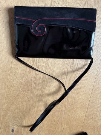 Schwarze Lack-Clutch mit Schulterriemen, sehr elegant!